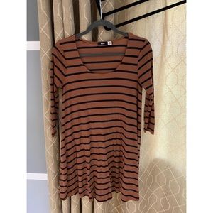 Loose fitted mini dress - brown and black strips
